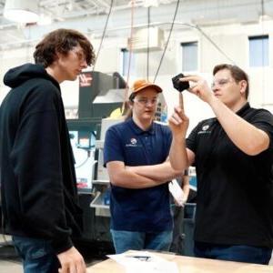 Dan Steepleton with EPIC students in the CNC lab en español: Dan Steepleton con estudiantes de EPIC en el laboratorio CNC